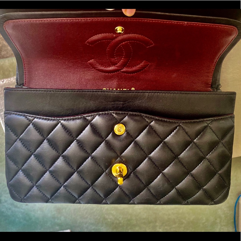 Chanel Medium Classic Flap Black Lambskin - Picture 6 of 15